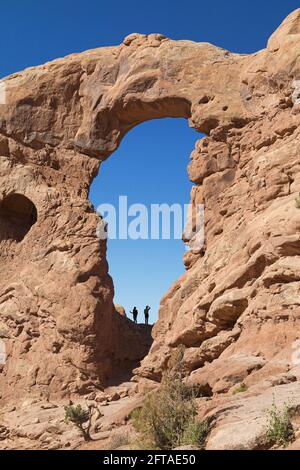 Silhouettes under the Turret Arch in Arches National Park, Utah, USA. Stock Photo