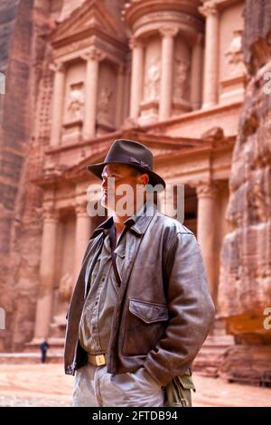 US Tourist dressed as Harrison Ford outside the Treasury  (Al-Khazneh), a location from 'Indiana Jones and the last crusade'. Stock Photo