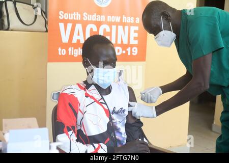 Juba, South Sudan. 20th May, 2021. A refugee from Ethiopia (L) receives a dose of COVID-19 vaccine at Buluk Police Hospital in Juba, capital of South Sudan, May 20, 2021. The UN refugee agency (UNHCR) Thursday hailed South Sudan for facilitating the vaccination of the first group of refugees against COVID-19. Credit: Denis Elamu/Xinhua/Alamy Live News Stock Photo