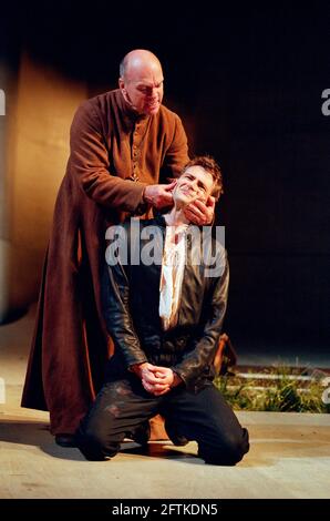 l-r: Des McAleer (Friar Lawrence), David Tennant (Romeo) in ROMEO AND JULIET by Shakespeare at the Royal Shakespeare Company (RSC), Royal Shakespeare Theatre, Stratford-upon-Avon  05/07/2000  music: Stephen Warbeck  design: Tom Piper  lighting: Chris Davey  fights: Terry King  movement: Liz Ranken  director: Michael Boyd Stock Photo