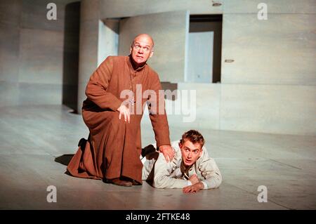 l-r: Des McAleer (Friar Lawrence), David Tennant (Romeo) in ROMEO AND JULIET by Shakespeare at the Royal Shakespeare Company (RSC), Royal Shakespeare Theatre, Stratford-upon-Avon  05/07/2000  music: Stephen Warbeck  design: Tom Piper  lighting: Chris Davey  fights: Terry King  movement: Liz Ranken  director: Michael Boyd Stock Photo