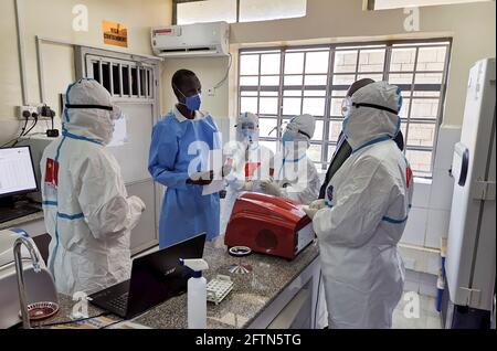 (210521) -- BEIJING, May 21, 2021 (Xinhua) -- Members of the Chinese medical expert team communicate with local frontline health workers at a COVID-19 testing facility in Juba, South Sudan, Aug. 21, 2020. TO GO WITH XINHUA HEADLINES OF MAY 21, 2021 (Chinese Embassy in South Sudan/Handout via Xinhua) Stock Photo