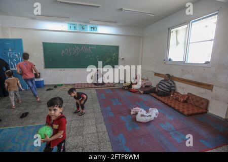 Gaza City. 21st May 2021. High school students study inside a United Nations school where many displaced Palestinian families have sought refuge amid air strikes and bombardment by Israeli forces. Stock Photo