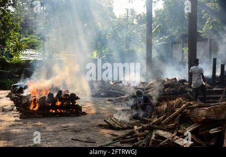 Guwahati, India. May 21, 2021: Municipality workers performing last rites of a person, who died from COVID-10 coronavirus disease, at a crematorium in Guwahati. Credit: David Talukdar/ZUMA Wire/Alamy Live News Stock Photo