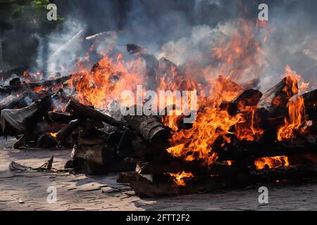 Guwahati, India. May 21, 2021: Municipality workers performing last rites of a person, who died from COVID-10 coronavirus disease, at a crematorium in Guwahati. Credit: David Talukdar/ZUMA Wire/Alamy Live News Stock Photo