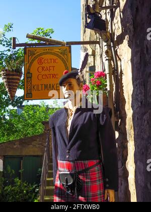 Mannequin in highland dress outside shop off the Royal Mile in Edinburgh Stock Photo