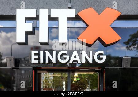 Essen, North Rhine-Westphalia, Germany - Fitness training in times of the Corona pandemic, the city of Essen and FitX, with scientific support from th Stock Photo