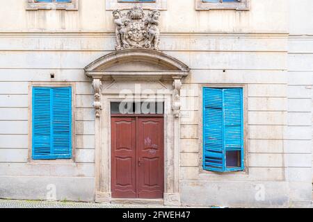 Alter Hauseingang und blaue Fensterläden in Merseburg Stock Photo