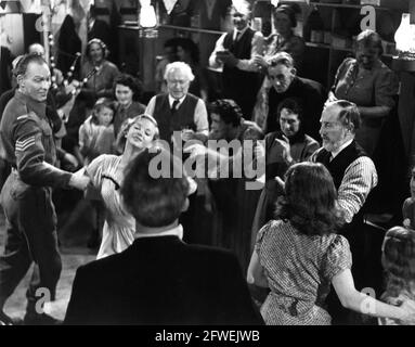 BRUCE SETON JOAN GREENWOOD GORDON JACKSON MORLAND GRAHAM JOHN GREGSON GABRIELLE BLUNT and WYLIE WATSON in WHISKY GALORE ! 1949 director ALEXANDER MACKENDRICK novel Compton Mackenzie screenplay Compton Mackenzie and Angus MacPhail producer Michael Balcon An Ealing Studios production / General Film Distributors (GFD) Stock Photo