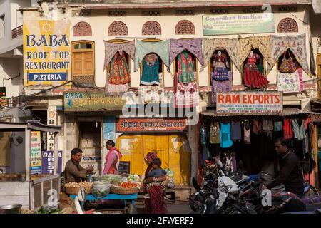 Tourist shops and street vendors in the old town of Pushkar, Rajasthan Stock Photo