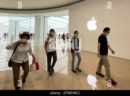 May 22, 2021, INT, Taipei, Taiwan: People wearing face masks walk past an Apple store in the Taipei 101 shopping mall, a landmark in Taipei, as people are urged to stay home following a surge of locally acquired cases of Covid-19. As the number of locally acquired cases continued to rise, the authority has imposed stricter restrictions across the country, including closing non essential businesses, suspending schools and prohibiting large gatherings In order to avoid community transmissions. (Credit Image: © Daniel Ceng Shou-Yi/ZUMA Wire) Stock Photo