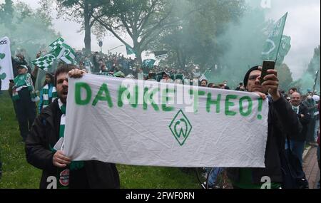 Bremen, Germany. 22nd May, 2021. Football: Bundesliga, Werder Bremen - Borussia Mönchengladbach, Matchday 34. Werder fans hold up a poster saying 'Thank you Theo' and thank Werder player Theodor Gebre Selassie. Credit: Carmen Jaspersen/dpa - IMPORTANT NOTE: In accordance with the regulations of the DFL Deutsche Fußball Liga and/or the DFB Deutscher Fußball-Bund, it is prohibited to use or have used photographs taken in the stadium and/or of the match in the form of sequence pictures and/or video-like photo series./dpa/Alamy Live News Stock Photo