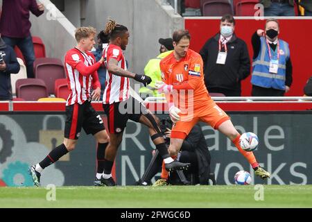 Ivan Toney of Brentford scores from the penalty spot to make it 1-1 (1-2 on aggregate) and picks up the ball to take it back to the centre spot before being tackled by Bournemouth Goalkeeper Asmir Begović who receives a yellow card during the EFL Sky Bet Championship Play Off Semi Final 2nd Leg match between Brentford and Bournemouth at Brentford Community Stadium, London, England on 22 May 2021. Photo by Ken Sparks. Editorial use only, license required for commercial use. No use in betting, games or a single club/league/player publications. Stock Photo