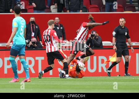 Ivan Toney of Brentford scores from the penalty spot to make it 1-1 (1-2 on aggregate) and picks up the ball to take it back to the centre spot before being tackled by Bournemouth Goalkeeper Asmir Begović who receives a yellow card during the EFL Sky Bet Championship Play Off Semi Final 2nd Leg match between Brentford and Bournemouth at Brentford Community Stadium, London, England on 22 May 2021. Photo by Ken Sparks. Editorial use only, license required for commercial use. No use in betting, games or a single club/league/player publications. Stock Photo