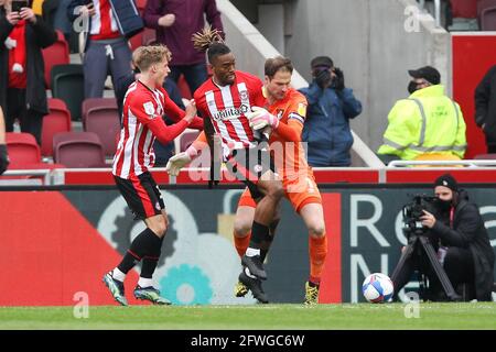 Ivan Toney of Brentford scores from the penalty spot to make it 1-1 (1-2 on aggregate) and picks up the ball to take it back to the centre spot before being tackled by Bournemouth Goalkeeper Asmir Begović who receives a yellow card during the EFL Sky Bet Championship Play Off Semi Final 2nd Leg match between Brentford and Bournemouth at Brentford Community Stadium, London, England on 22 May 2021. Photo by Ken Sparks. Editorial use only, license required for commercial use. No use in betting, games or a single club/league/player publications. Stock Photo