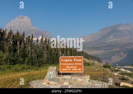 Logan Pass continental divide sign, Glacier National Park, Montana, USA Stock Photo