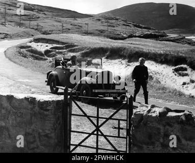 JAMES ROBERTSON JUSTICE and GABRIELLE BLUNT in WHISKY GALORE ! 1949 director ALEXANDER MACKENDRICK novel Compton Mackenzie screenplay Compton Mackenzie and Angus MacPhail producer Michael Balcon An Ealing Studios production / General Film Distributors (GFD) Stock Photo