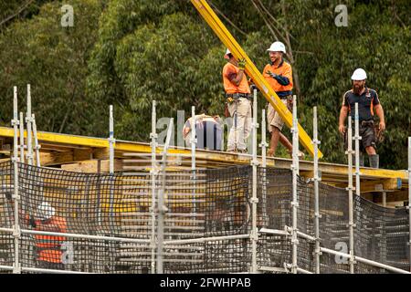 APRIL 9, 2021: GOSFORD, NSW, AUSTRALIA -  Building progress. Assembling flooring concrete formwork on New Units construction at 56-58 Beane. St. Stock Photo