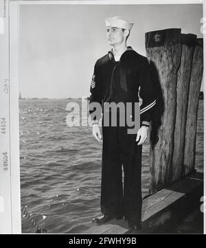 USA World War Two WWII 1940s U.S. Navy sailor uniform fashion Sailor ...