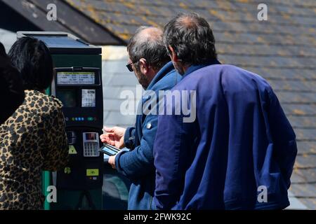 People paying by credit card for parking in Teignmouth South Devon.Picture credit Robert Timoney/AlamyStockImage Stock Photo