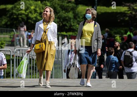 Moscow, Russia. 23rd May, 2021. Pedestrians walk in Moscow, Russia, on May 23, 2021. Russia's cumulative tally of COVID-19 cases reached 5,001,505 after the country registered 8,951 new infections over the past 24 hours, the official monitoring and response center said Sunday. Credit: Evgeny Sinitsyn/Xinhua/Alamy Live News Stock Photo