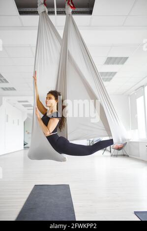 Amazon.com : aum active Aerial Yoga Hammock 5.5 Yards - Durable Aerial Silk  with Extension Straps, Carabiners, and Pose Guide - Ariel Silks for Home,  Complete Yoga Hammock Kit for All Levels :