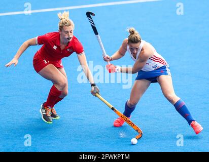 Great Britain's Susannah Townsend (right) and USA's Elizabeth Yeager (left) battle for the ball during day two of the FIH Pro league match at Lee Valley Hockey and Tennis Centre. Picture date: Sunday May 23, 2021. Stock Photo