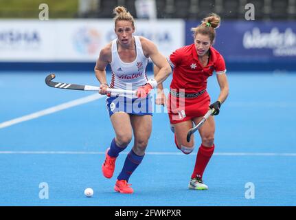 Great Britain's Susannah Townsend (left) and USA's Mary Beiler (right) battle for the ball during day two of the FIH Pro league match at Lee Valley Hockey and Tennis Centre. Picture date: Sunday May 23, 2021. Stock Photo