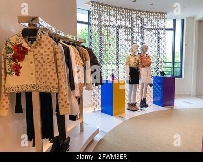 Paris, France, People Shopping inside, Louis Vuitton, LVMH Pop Up Store, louis  vuitton store Pont Neuf, Paris billboard Stock Photo - Alamy