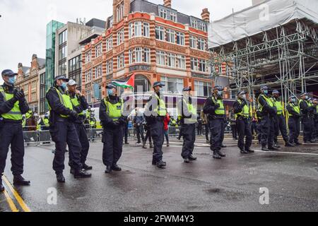 London, United Kingdom. 23rd May 2021. Police form a cordon to keep pro-Israel and pro-Palestine protesters apart. Protesters gathered in Kensington High Street near the Israeli Embassy in support of Israel. (Credit: Vuk Valcic / Alamy Live News) Stock Photo