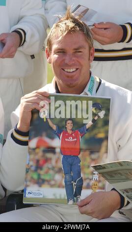 Hampshire Cricket Club, The Rosebowl,11/04/05 Captain Shane Warne shows off the club's latest signing Kevin Pietersen in the club's new magazine 'The Edge'. PIC MIKE WALKER 2005 Stock Photo