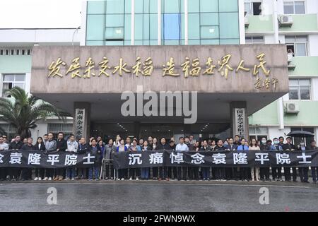 Changsha, China. 22nd May, 2021. People farewell to the father of hybrid rice academician Yuan Longping who passed away at 91 years old in Changsha, Hunan, China on 22th May, 2021.(Photo by TPG/cnsphotos) Credit: TopPhoto/Alamy Live News Stock Photo