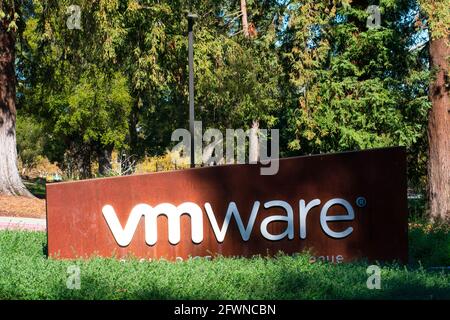 VMware sign on the entrance to campus headquarters in Silicon Valley. VMware is a subsidiary of Dell Technologies - Palo Alto, California, USA - 2020 Stock Photo