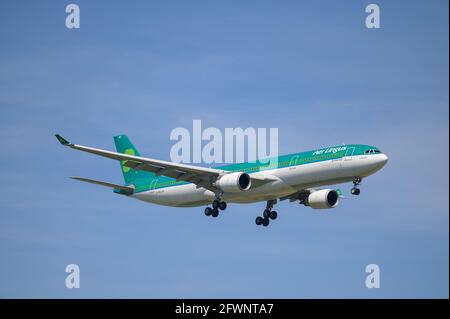 Munich, Germany - 09. May 2021 : Aer Lingus Airbus A330-302 with the aircraft registration EI-FNG in the approach to the northern runway 08L of the Mu Stock Photo