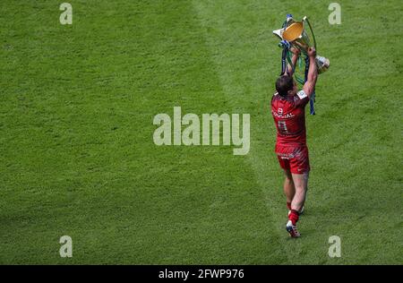 Toulouse S Antoine Dupont Lifts The Trophy After The Final Whistle Of The Heineken Champions Cup 21 Final Match At Twickenham Stadium London Picture Date Saturday May 22 21 Stock Photo Alamy