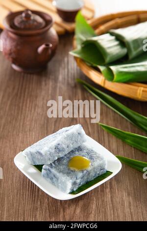 Pulut Tai Tai or pulut tekan or ketan srikaya. Peranakan blue glutinous rice cake with kaya jam Stock Photo