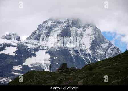 das Matterhorn von der italienischen Seite, von Valtournenche aus gesehen. Hier heisst der Berg Monte Cervino, Italien. Stock Photo