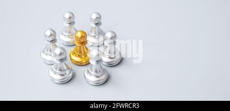 golden chess pawn pieces or leader  leader businessman with circle of silver men. leadership, business, team, and teamwork concept Stock Photo