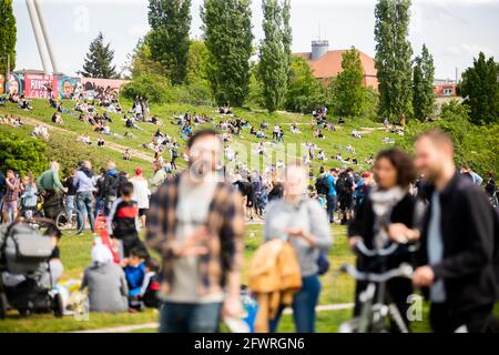 Berlin, Germany. 24th May, 2021. Numerous people enjoy the beautiful weather in Mauerpark. Credit: Christoph Soeder/dpa/Alamy Live News Stock Photo