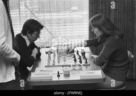 Dutch chess championships for ladies, Mijdrecht Cathy van de Mije (l) against Hanneke van Parreren (r), May 16, 1977, CHAMPIONSHIP, SCAUTHING, The Netherlands, 20th century press agency photo, news to remember, documentary, historic photography 1945-1990, visual stories, human history of the Twentieth Century, capturing moments in time Stock Photo