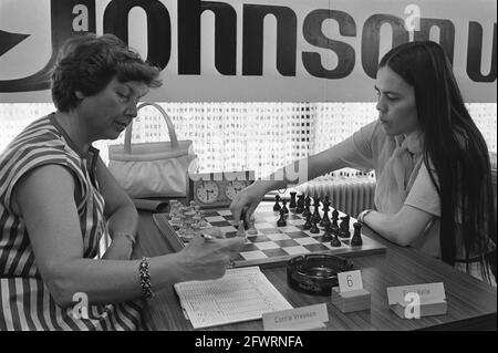 Dutch chess championships, ladies (Mijdrecht); Corrie Vreeken (l) in duel with Erika Belle, June 10, 1982, championships, chess, women, The Netherlands, 20th century press agency photo, news to remember, documentary, historic photography 1945-1990, visual stories, human history of the Twentieth Century, capturing moments in time Stock Photo