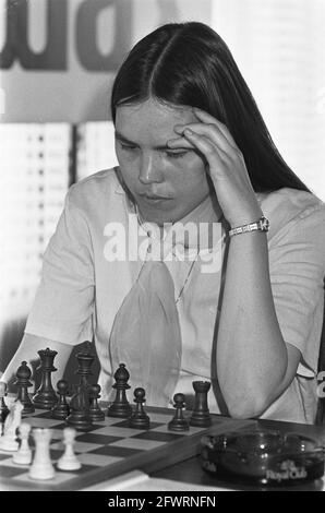 Dutch chess championships, ladies (Mijdrecht); Erika Belle in action, headline, June 10, 1982, CHAMPIONSHIP, SCHAKES, The Netherlands, 20th century press agency photo, news to remember, documentary, historic photography 1945-1990, visual stories, human history of the Twentieth Century, capturing moments in time Stock Photo