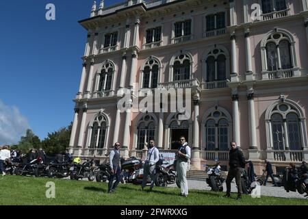 Varese, Italy. 24th May, 2021. Varese, Italy Distinguished Gentleman's Ride world event gathering motorcyclists of both sexes dressed in vintage and current style in Varese at Villa Ponti In the photo: motorcyclists and their looks Credit: Independent Photo Agency/Alamy Live News Stock Photo