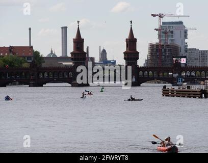 Berlin, Germany. 24th May, 2021. Numerous water sports enthusiasts are on the move on the Spree not far from the Oberbaumbrücke. Credit: Paul Zinken/dpa-Zentralbild/dpa/Alamy Live News Stock Photo