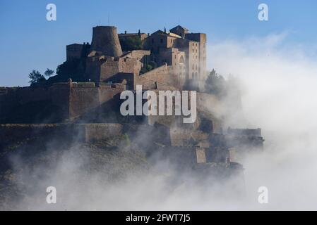 Cardona Castle, emerging from the morning mist (Barcelona, Catalonia, Spain) ESP: El castillo de Cardona, emergiendo entre la niebla por la mañana Stock Photo