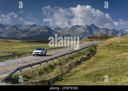 Montardo mountain on a summer morning, seen from the Pla de Beret road (Aran Valley, Catalonia, Spain, Pyrenees) ESP: Vistas del Montardo en verano Stock Photo