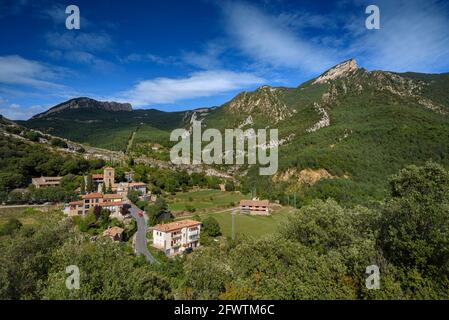 La Nou de Berguedà seen from the viewpoint next to the town. In the background, the Catllaràs range and the Sobrepuny summit (Berguedà, Catalonia) Stock Photo