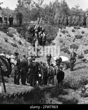 Unveiling of the monument to the resistance fighters at the Central Cemetery of the War Graves Foundation Loenen, 2 May 1952, cemeteries, monuments, unveilings, The Netherlands, 20th century press agency photo, news to remember, documentary, historic photography 1945-1990, visual stories, human history of the Twentieth Century, capturing moments in time Stock Photo