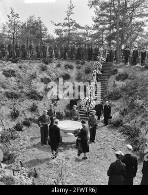 Unveiling of the monument to the resistance fighters at the Central Cemetery of the War Graves Foundation Loenen, May 2, 1952, cemeteries, monuments, unveilings, The Netherlands, 20th century press agency photo, news to remember, documentary, historic photography 1945-1990, visual stories, human history of the Twentieth Century, capturing moments in time Stock Photo