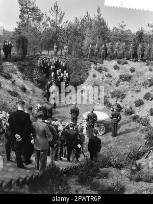 Unveiling of the monument to the resistance fighters at the Central Cemetery of the War Graves Foundation Loenen, 2 May 1952, cemeteries, monuments, unveilings, The Netherlands, 20th century press agency photo, news to remember, documentary, historic photography 1945-1990, visual stories, human history of the Twentieth Century, capturing moments in time Stock Photo